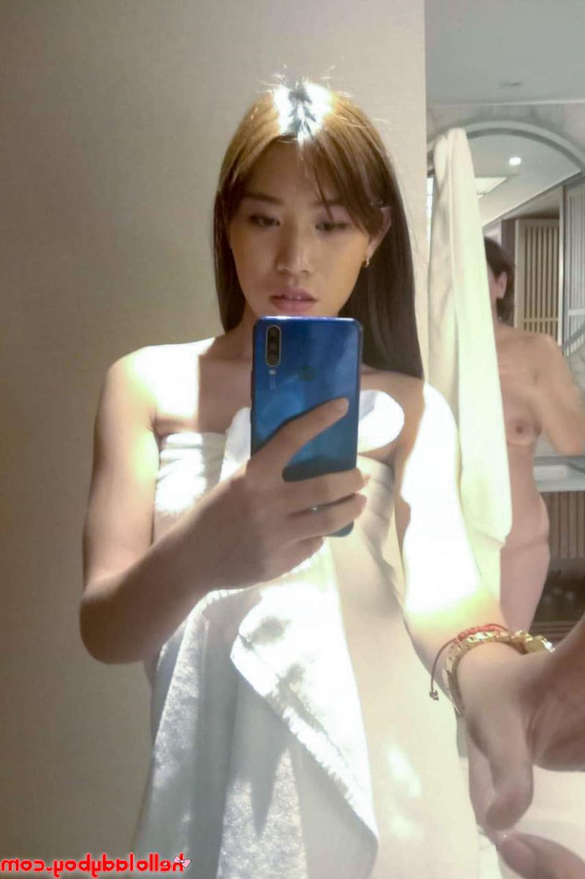 20P Chica asiática se burla con sus tetas perfectas en trajes sexys en una compilación caliente