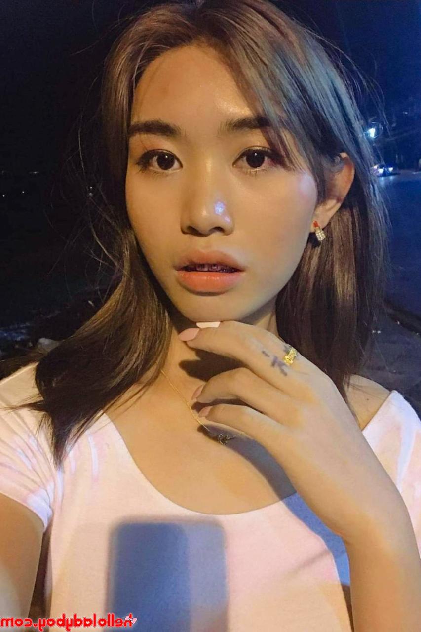 20P Chica asiática se burla con sus tetas perfectas en trajes sexys en una compilación caliente