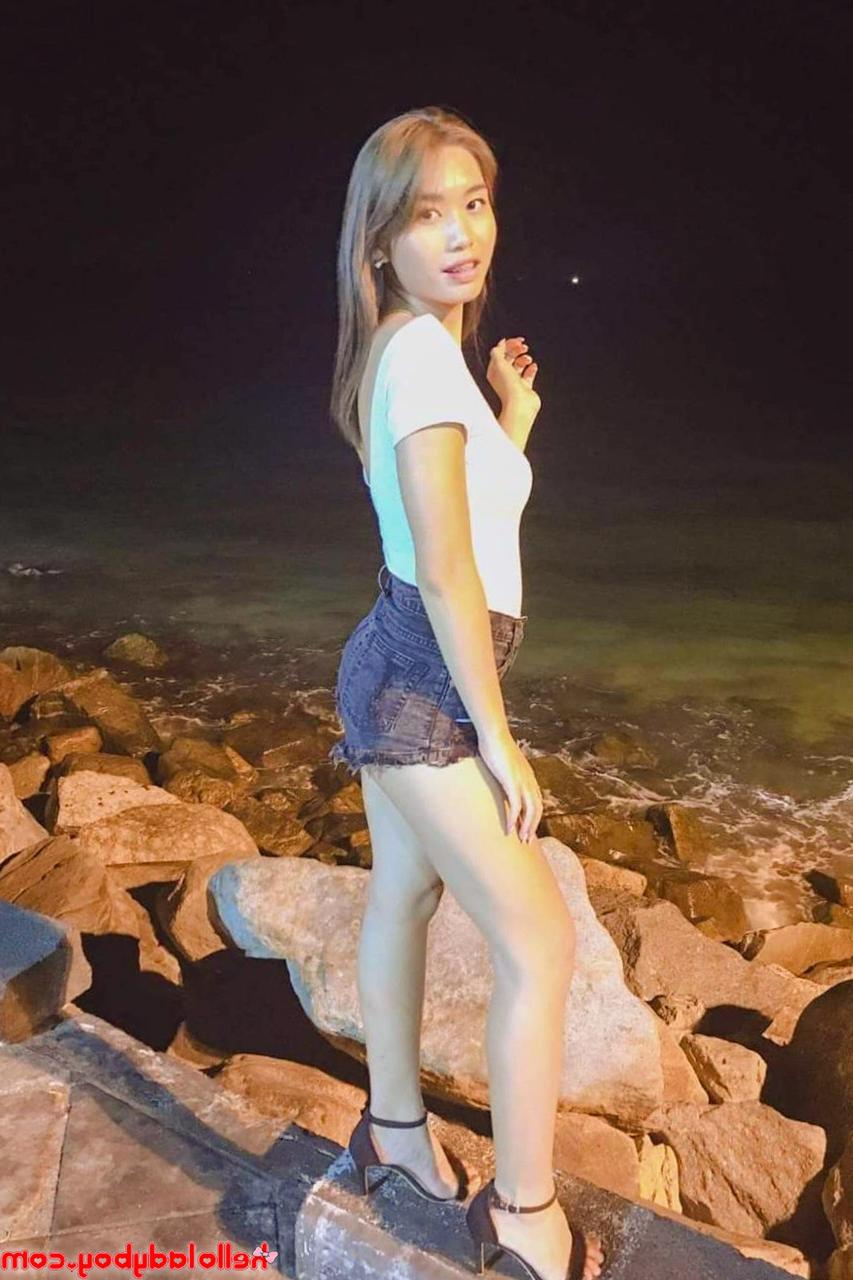 20P Chica asiática se burla con sus tetas perfectas en trajes sexys en una compilación caliente