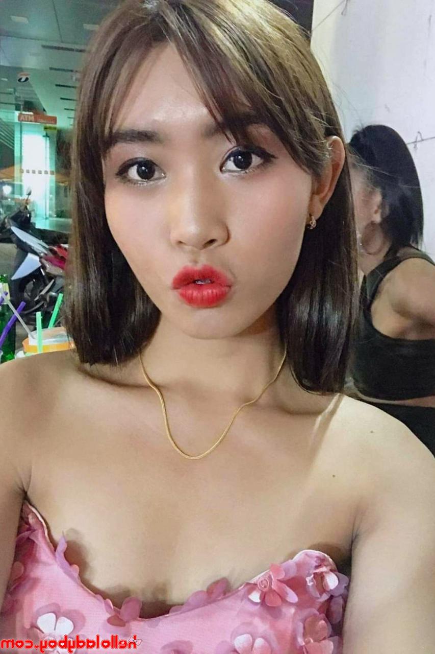 20P Chica asiática se burla con sus tetas perfectas en trajes sexys en una compilación caliente