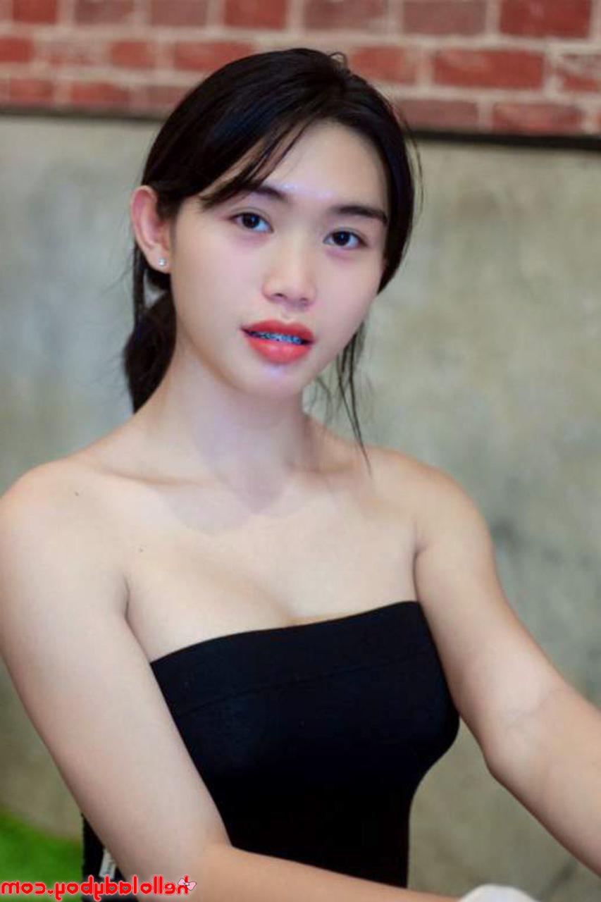 20P Chica asiática se burla con sus tetas perfectas en trajes sexys en una compilación caliente