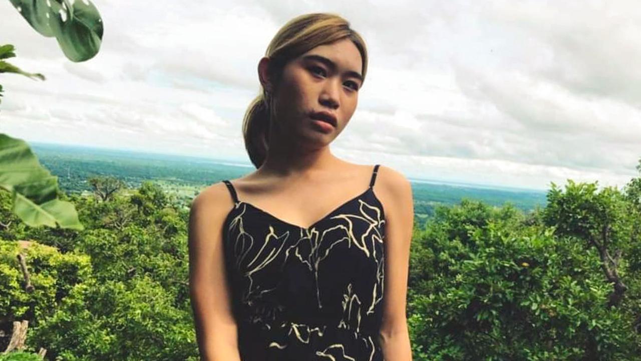 20P Chica asiática se burla con sus tetas perfectas en trajes sexys en una compilación caliente