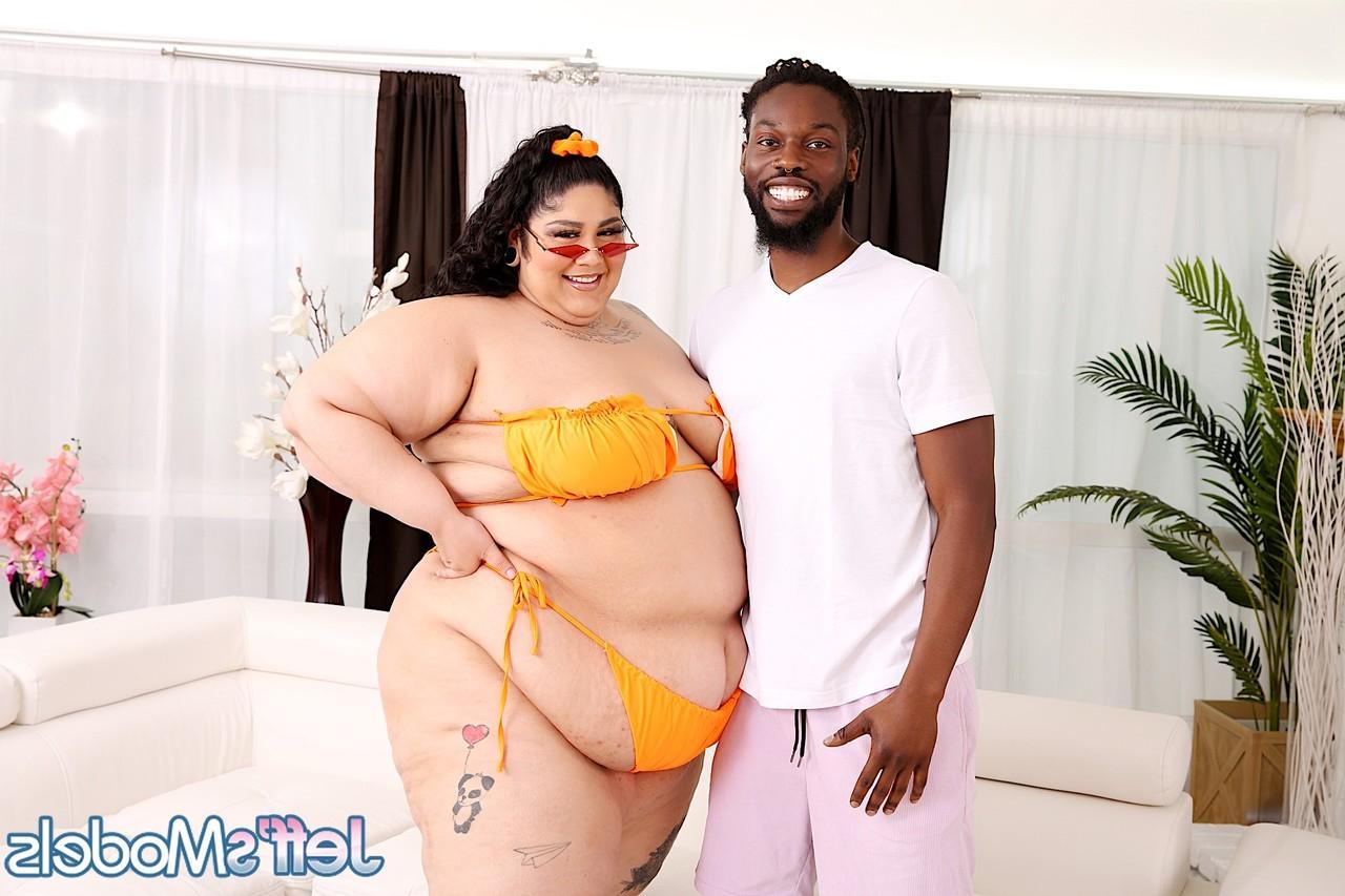 16P ブルネットのSSBBWクリスタル・ブルーが異人種間のマンコから口へのセックスに参加する