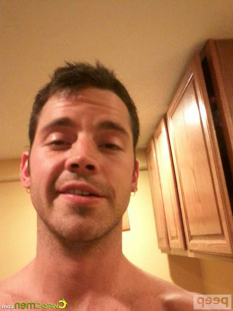 12P O moreno gay brincalhão Bay tira selfies de seu tanquinho e seu pau grande