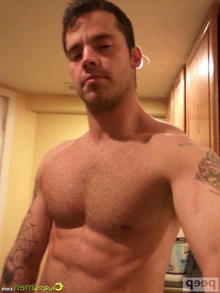 12P O moreno gay brincalhão Bay tira selfies de seu tanquinho e seu pau grande
