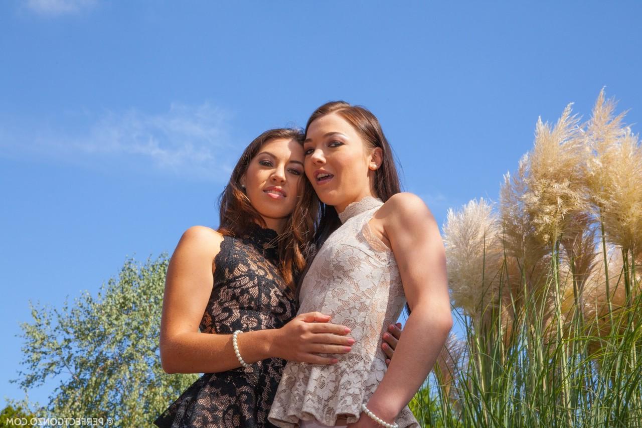 16P As melhores amigas Tiffany Doll e Angelik Duval mostram suas bundas antes de um trio