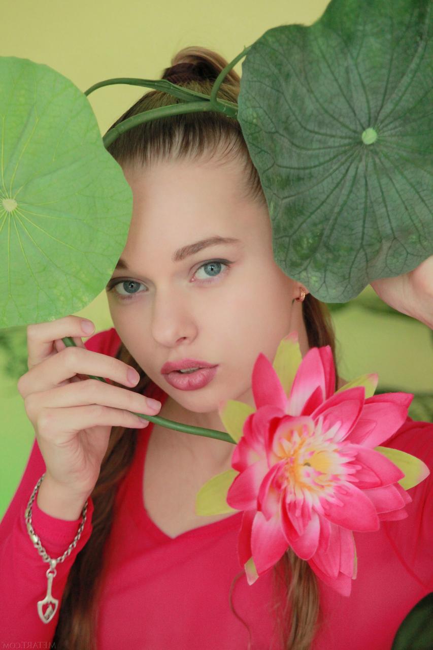 20P La adorable joven con el manguito peludo milena d posa con medias rosas en solitario