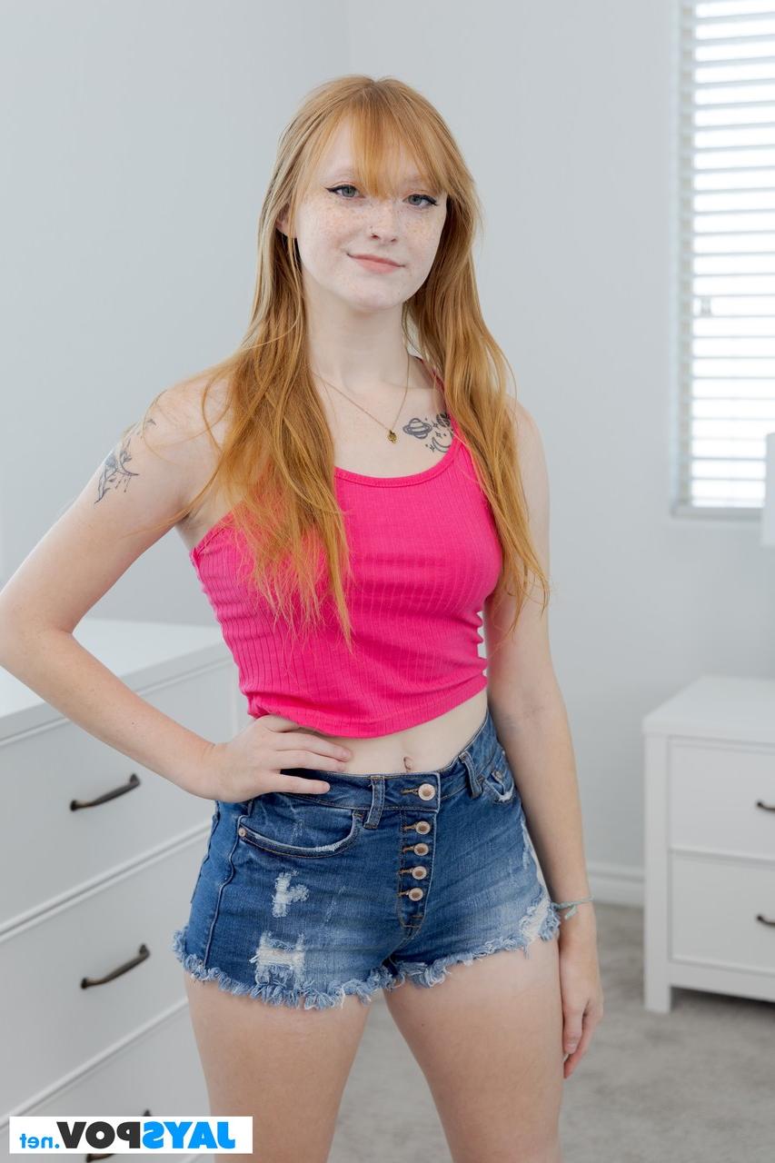 20P La joven pelirroja Amber Stark muestra su chocho calvo, sus tetas naturales y su lindo culo