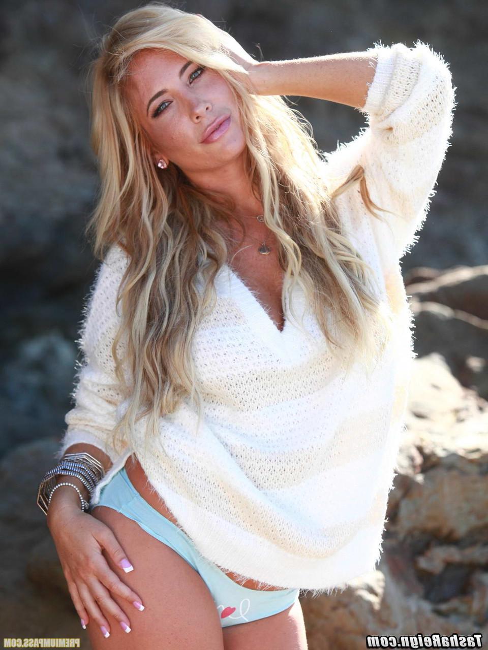 12P A loira gostosa Tasha Reign mostra suas lindas pernas e pés descalços em uma pedra