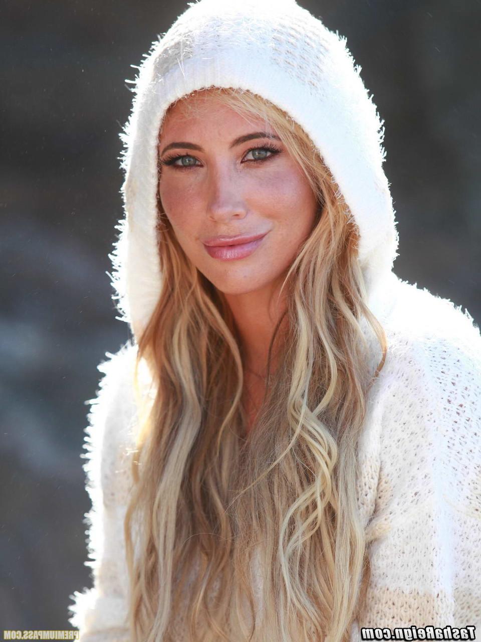 12P A loira gostosa Tasha Reign mostra suas lindas pernas e pés descalços em uma pedra