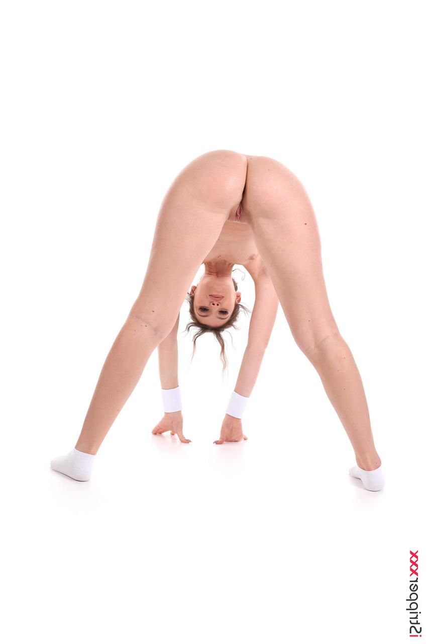 15P La hermosa joven candice demellza se desnuda con calcetines blancos antes de masturbarse