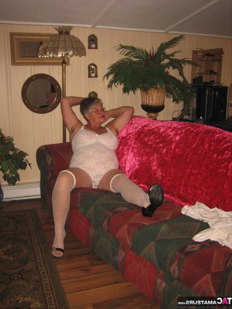 20P Une grand-mère obèse enlève sa lingerie en dentelle pour se poser nue en bas de nylon OTK.