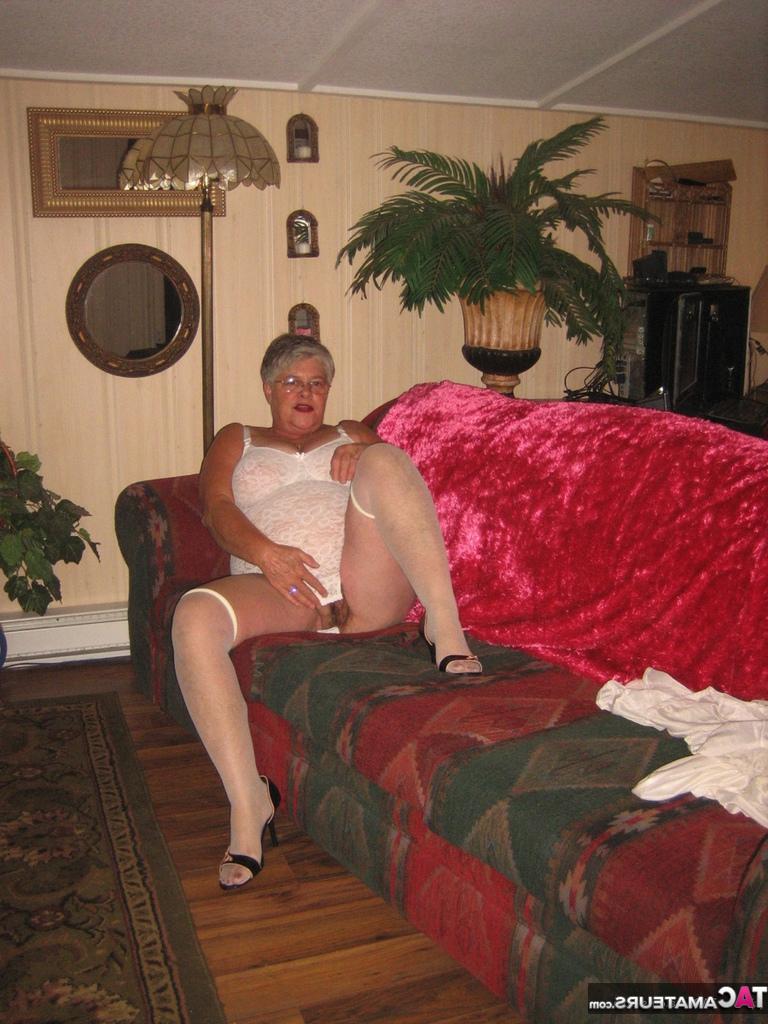 20P Une grand-mère obèse enlève sa lingerie en dentelle pour se poser nue en bas de nylon OTK.