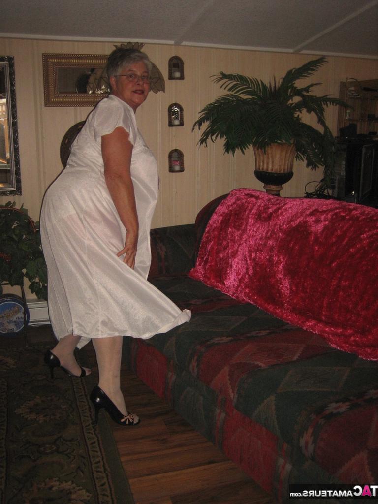 20P Une grand-mère obèse enlève sa lingerie en dentelle pour se poser nue en bas de nylon OTK.