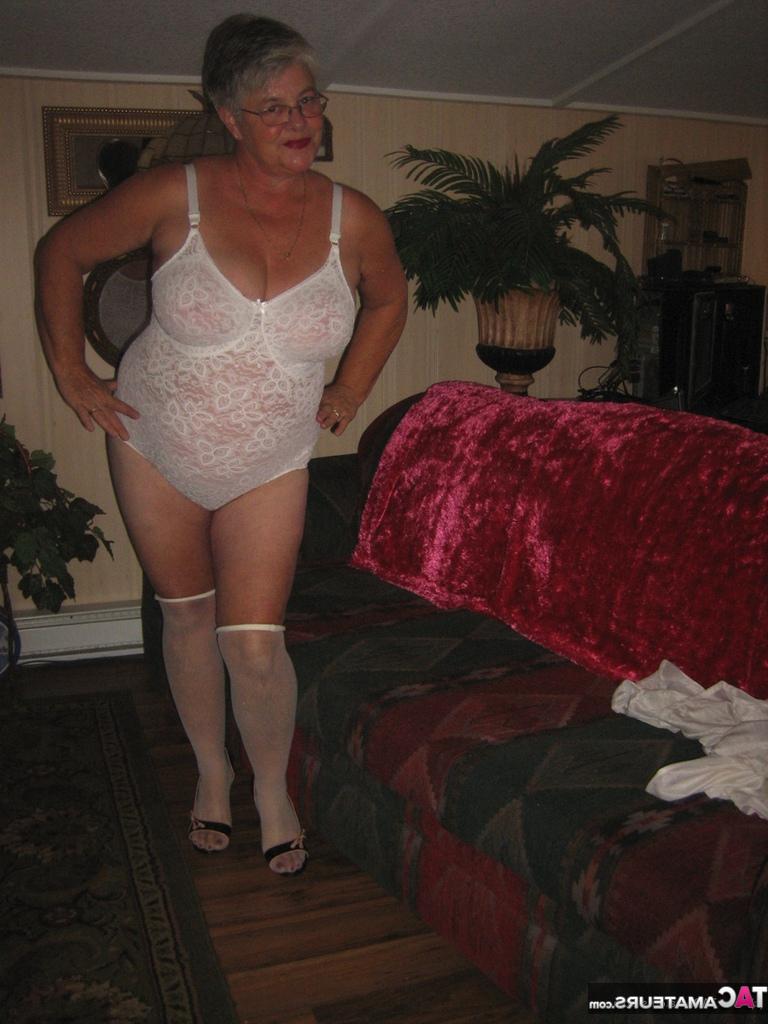 20P Une grand-mère obèse enlève sa lingerie en dentelle pour se poser nue en bas de nylon OTK.