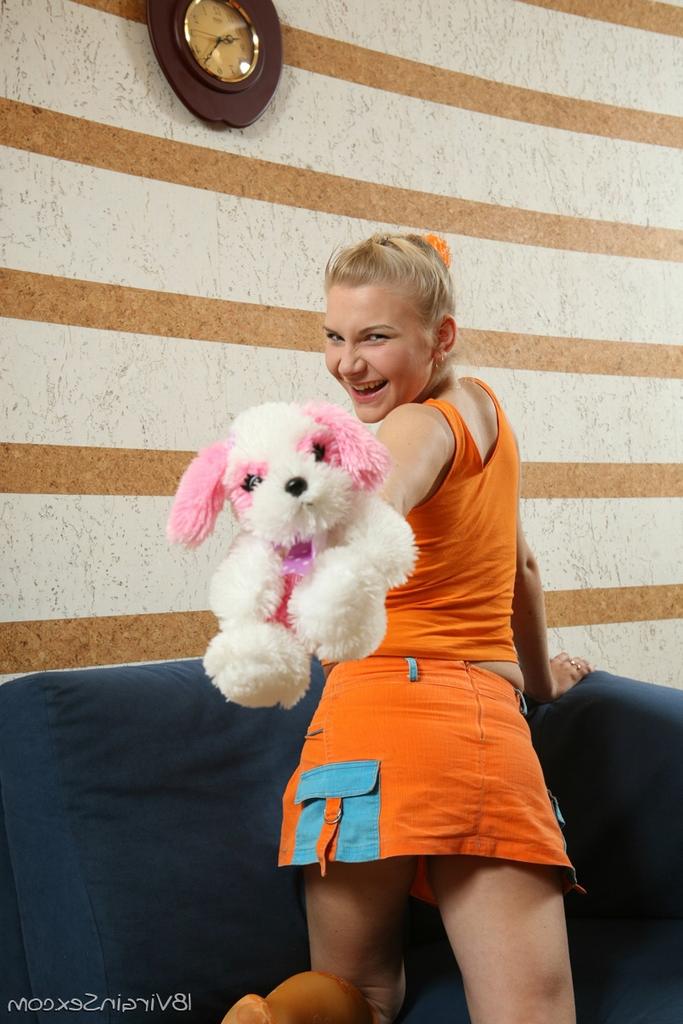 16P Die süße blonde Teenagerin Olga verliert ihre Jungfräulichkeit, während sie orangefarbene Kniestrümpfe trägt