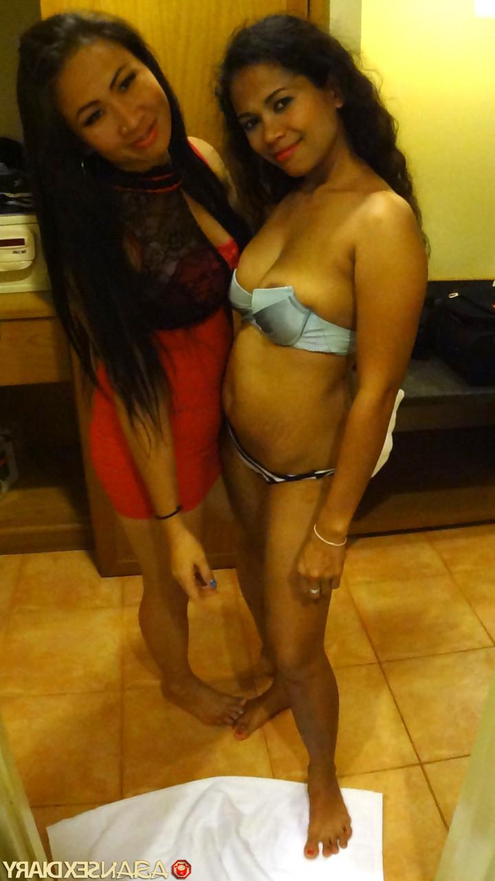 15P As mulheres asiáticas Nees e Toon transam com um estrangeiro durante um trio em seu hotel