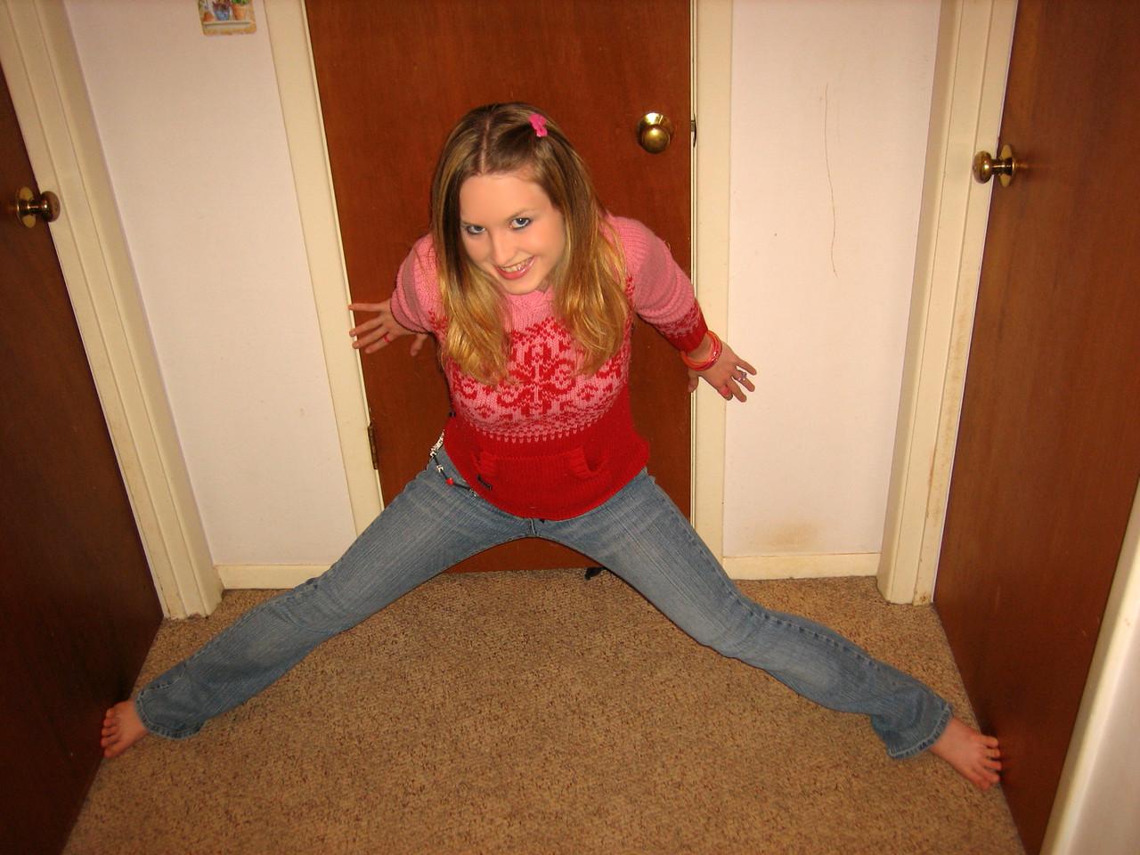 20P Amateur American Kitty expone su cuerpo y se mete los dedos en el agujero profundamente