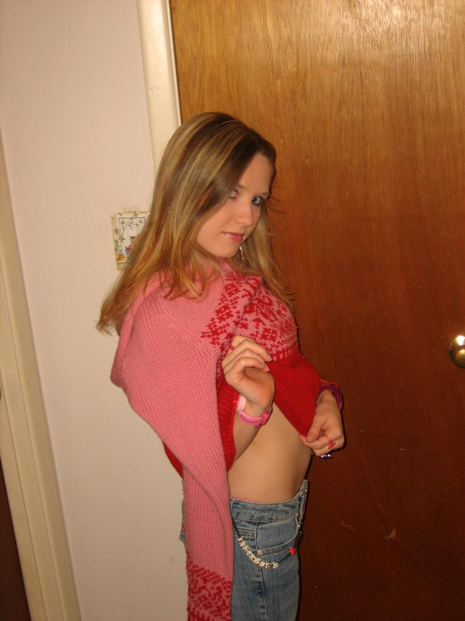 20P Amateur American Kitty expone su cuerpo y se mete los dedos en el agujero profundamente