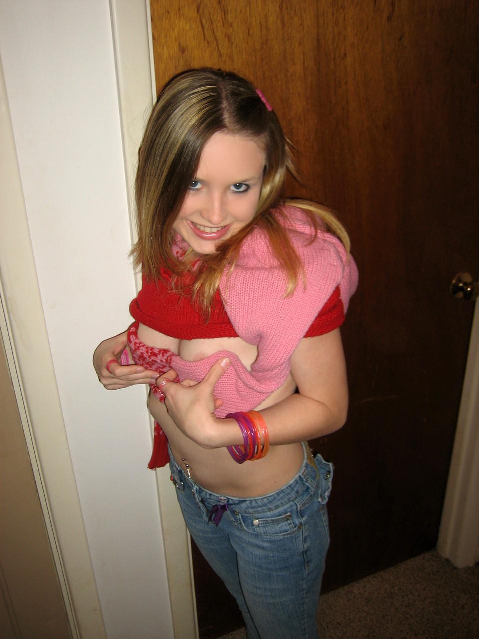 20P Amateur American Kitty expone su cuerpo y se mete los dedos en el agujero profundamente