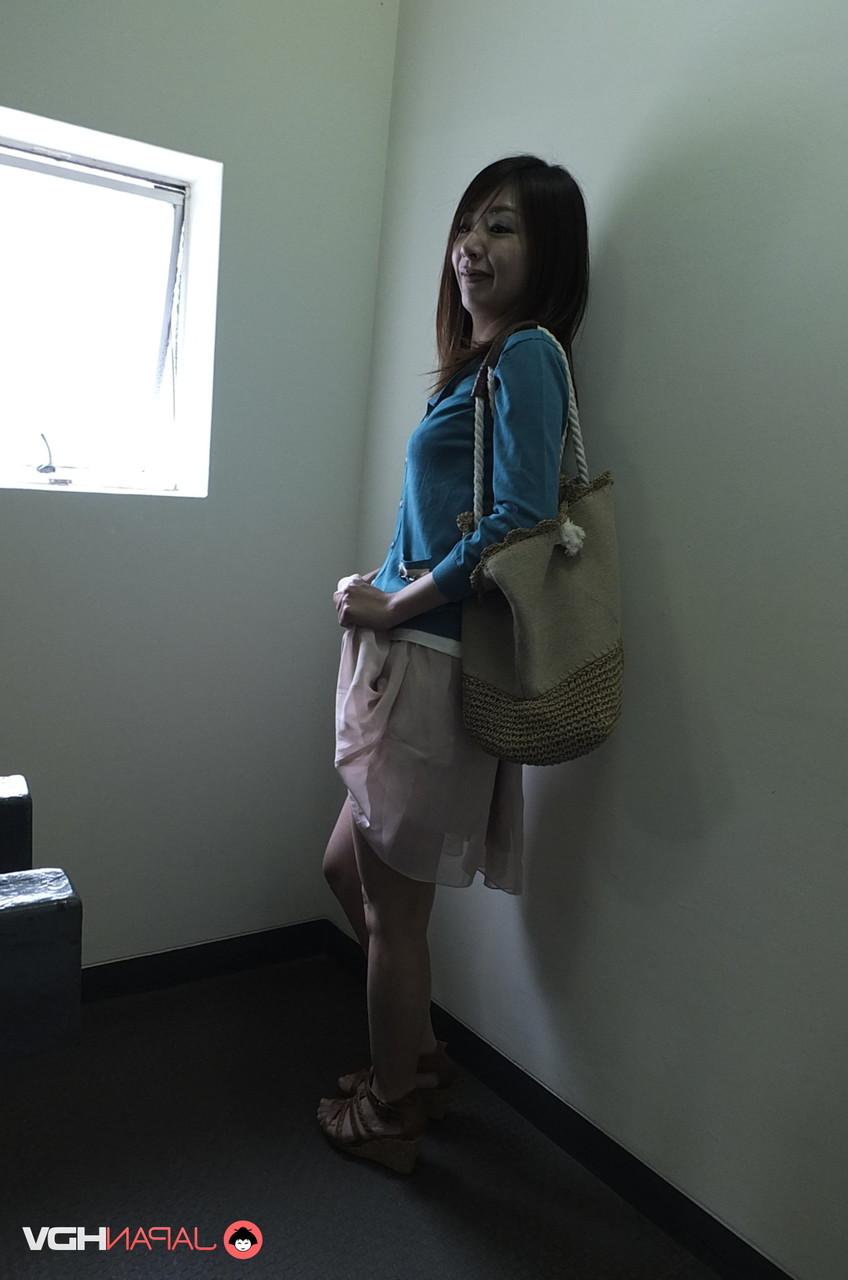 15P La japonesa Tomomi Matsuda hace una mamada en el baño antes de jugar bajo la falda