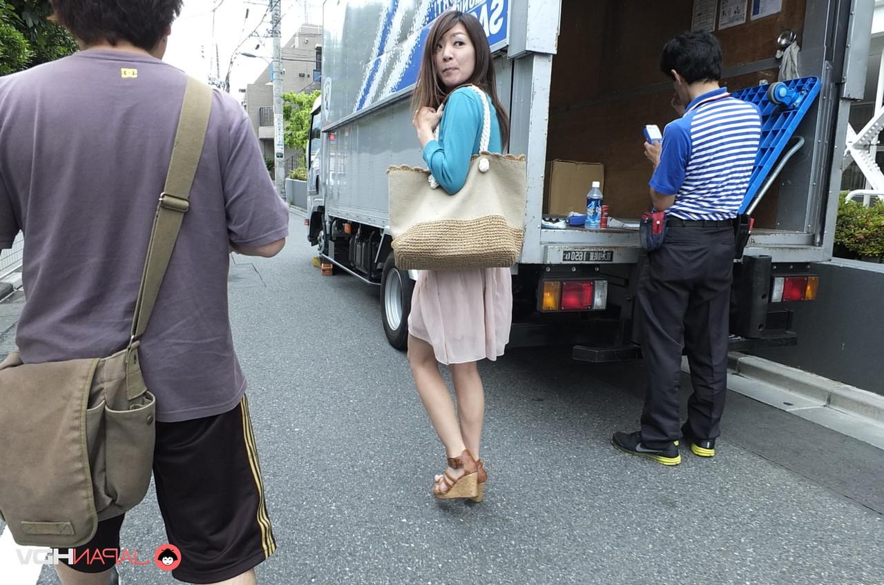 15P La japonesa Tomomi Matsuda hace una mamada en el baño antes de jugar bajo la falda