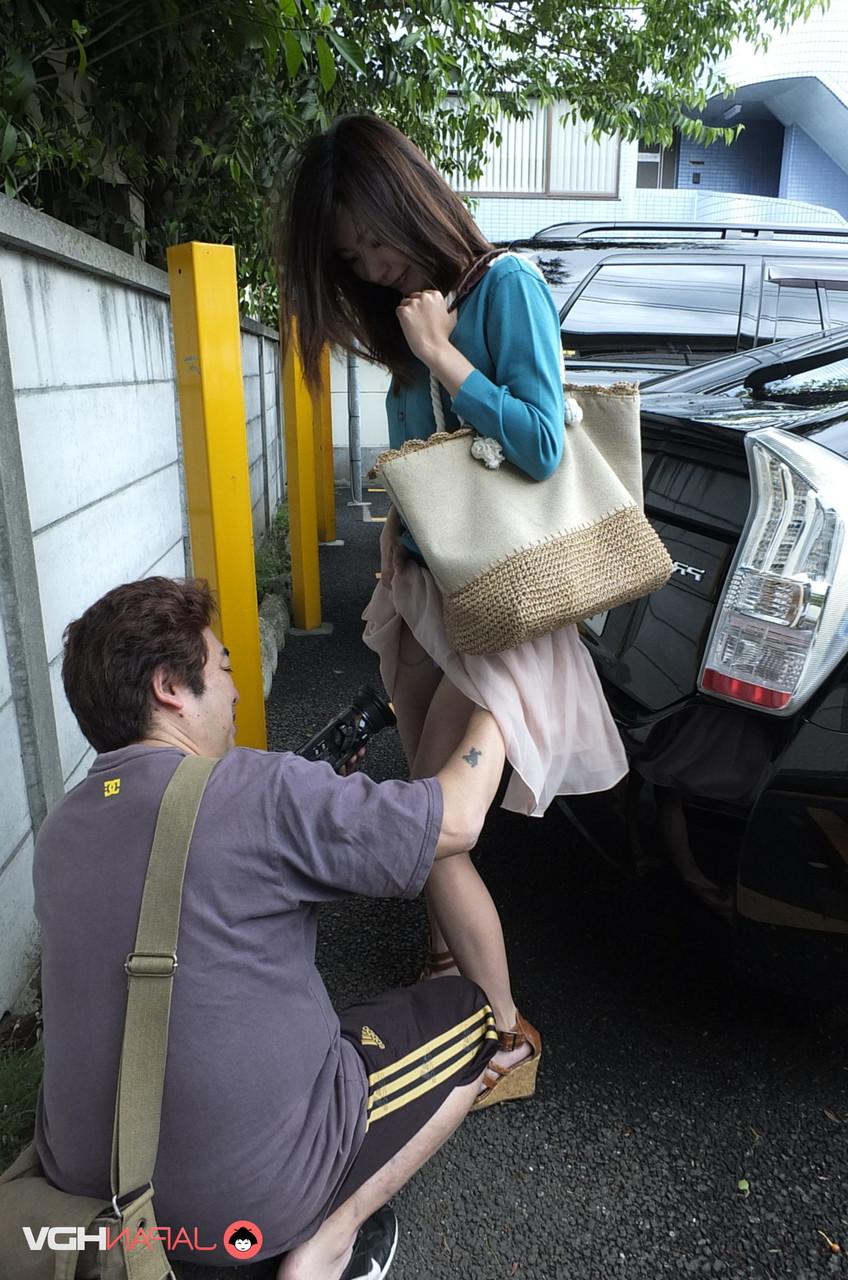 15P La japonesa Tomomi Matsuda hace una mamada en el baño antes de jugar bajo la falda