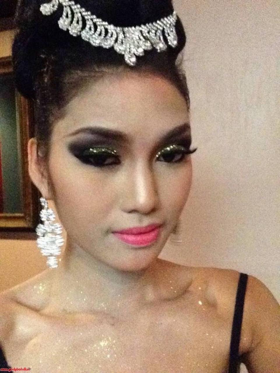 20P Ladyboy asiático bonito com aparelho de vinho posando em sua compilação pública