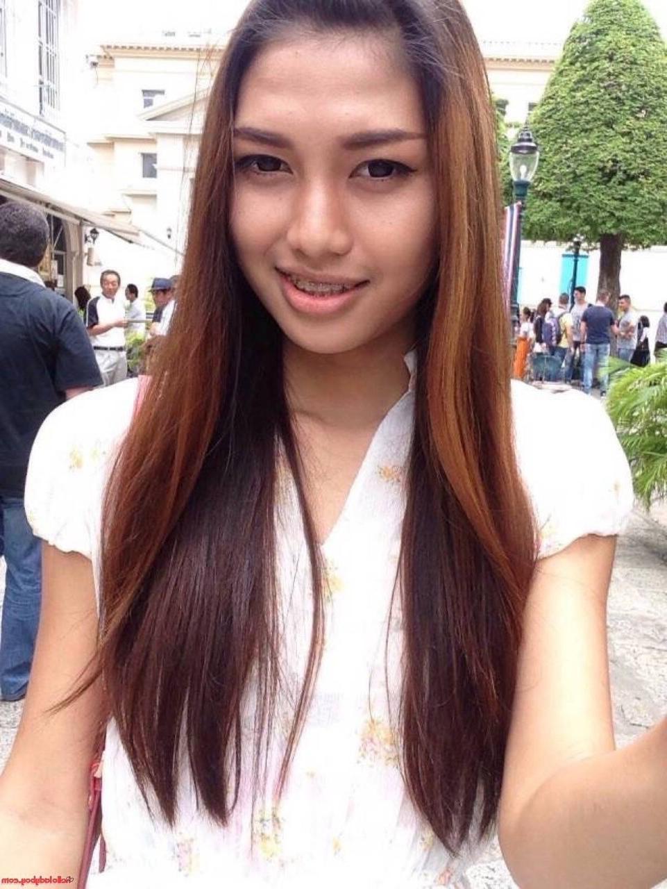 20P Ladyboy asiático bonito com aparelho de vinho posando em sua compilação pública