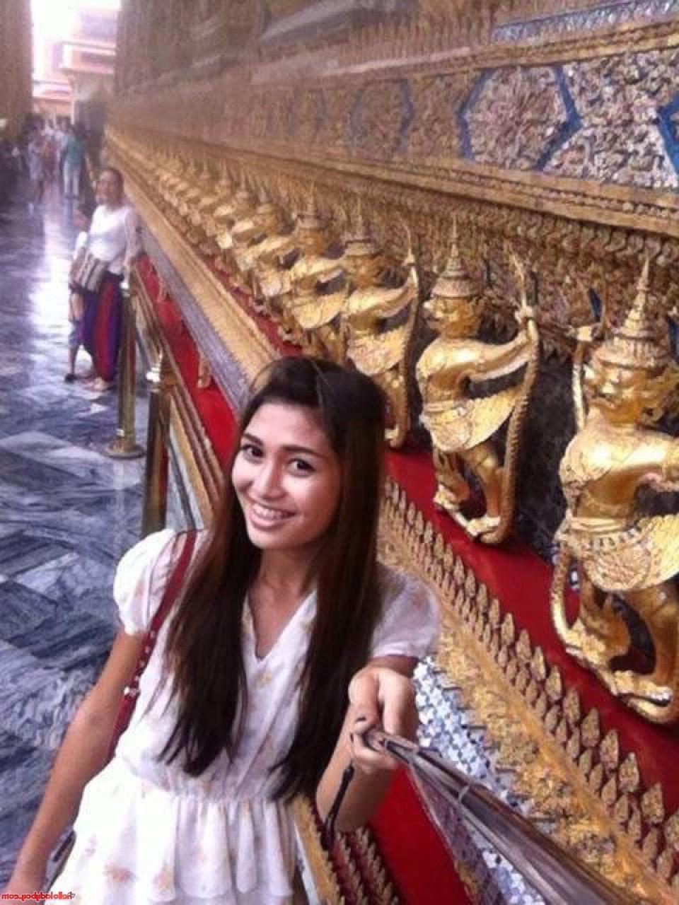 20P Ladyboy asiático bonito com aparelho de vinho posando em sua compilação pública