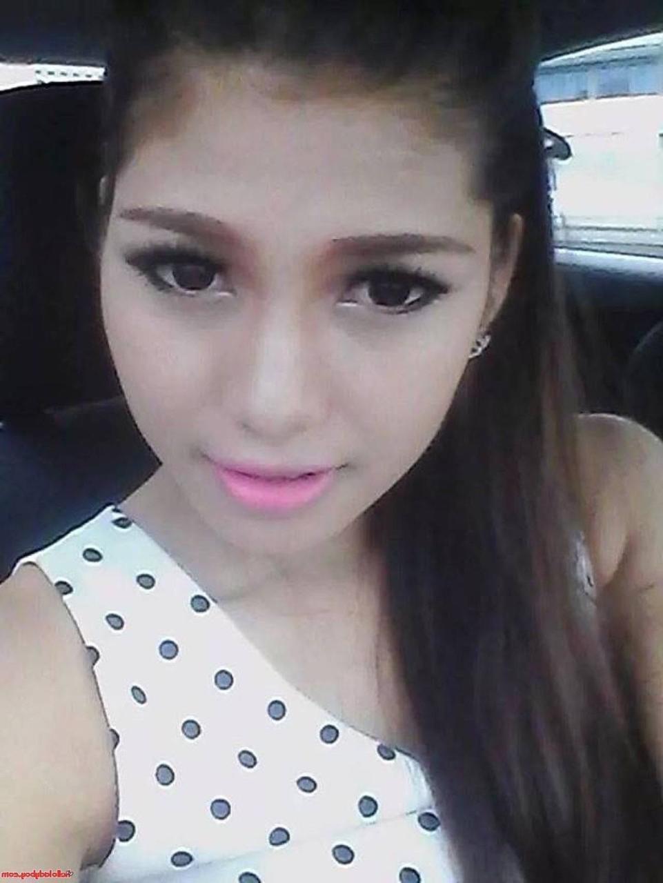 20P Ladyboy asiático bonito com aparelho de vinho posando em sua compilação pública