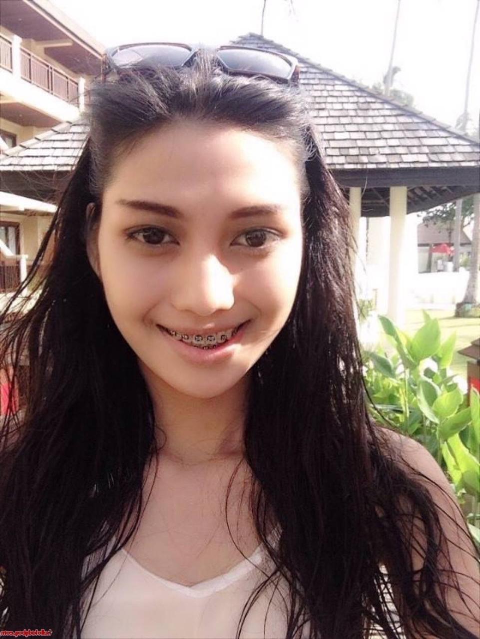 20P Ladyboy asiático bonito com aparelho de vinho posando em sua compilação pública