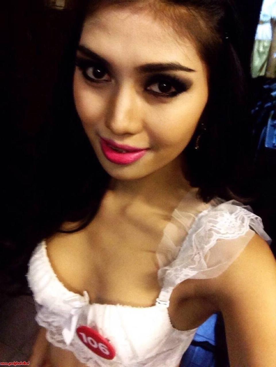 20P Ladyboy asiático bonito com aparelho de vinho posando em sua compilação pública
