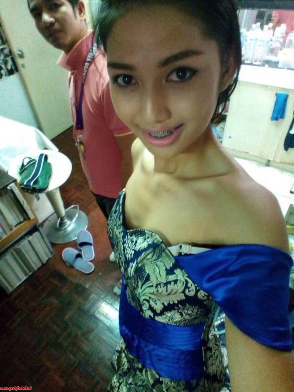 20P Ladyboy asiático bonito com aparelho de vinho posando em sua compilação pública