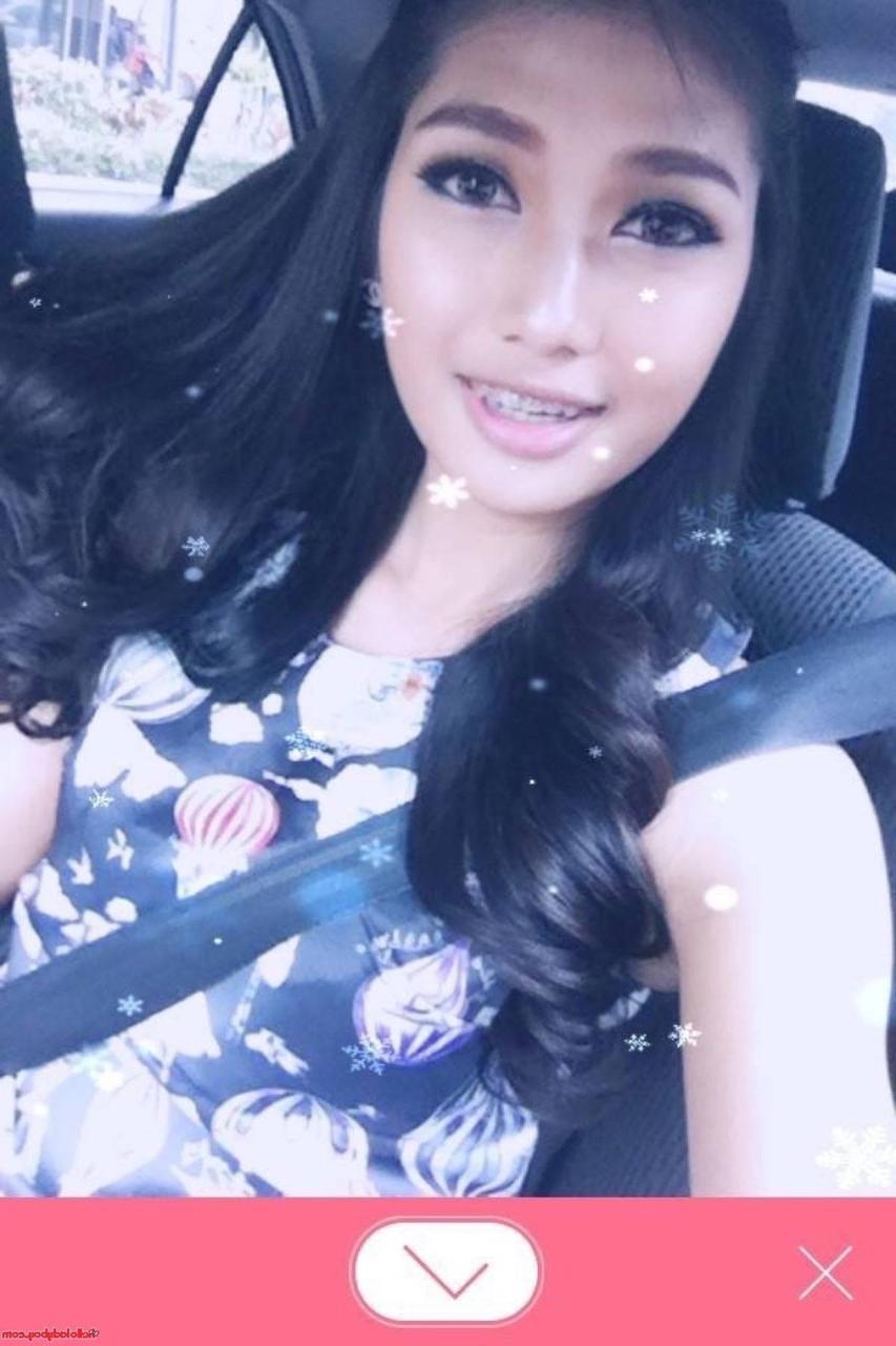 20P Ladyboy asiático bonito com aparelho de vinho posando em sua compilação pública