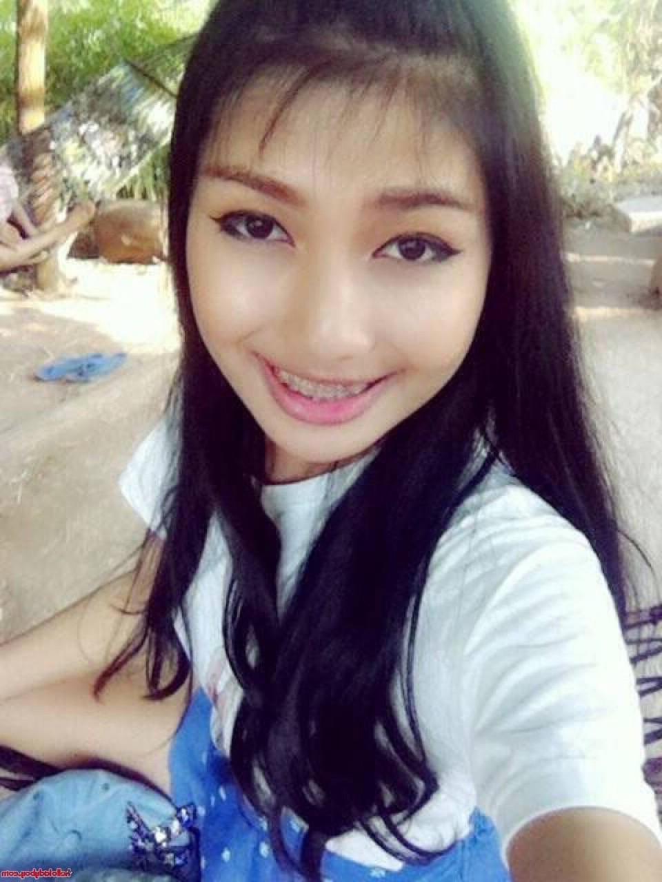20P Ladyboy asiático bonito com aparelho de vinho posando em sua compilação pública