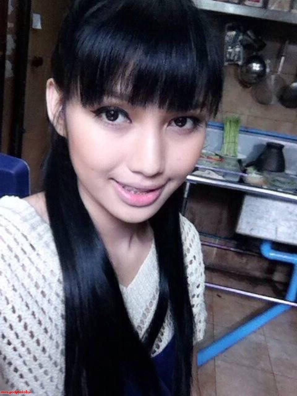 20P Ladyboy asiático bonito com aparelho de vinho posando em sua compilação pública
