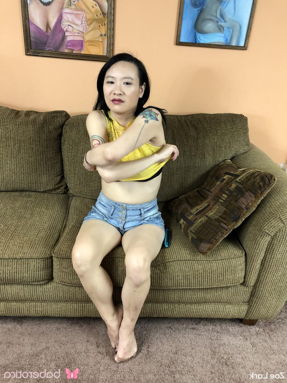 15P La joven asiática Zoe Lark se desnuda completamente antes de masturbarse con un juguete sexual