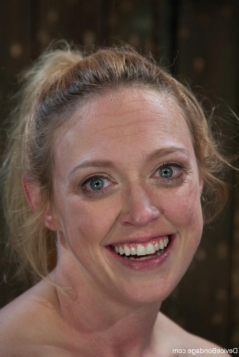 20P A madura Dee Williams, de olhos grandes, sofre tormentos nos peitos enquanto está amarrada