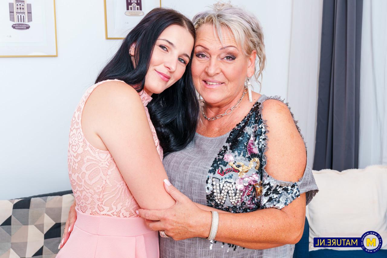 11P La joven morena Suzie Sparkles y la anciana Malinde tienen sexo lésbico en un sofá