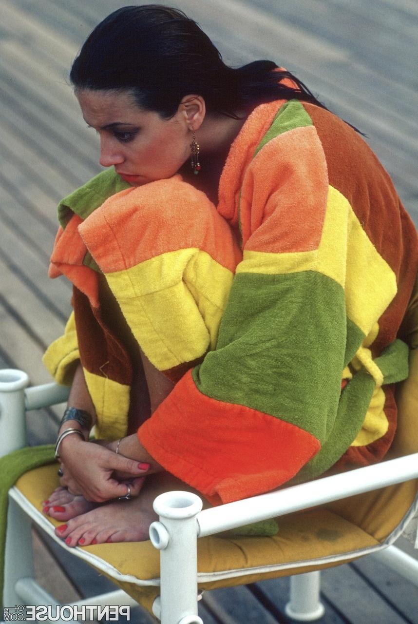 16P Die Penthouse-Brünette Susanne Saxon aus den 70ern zeigt ihre mittelgroßen Titten und ihre haarige Muschi