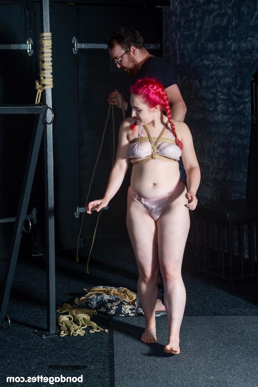 20P Une soumise féminine en lingerie se fait ligoter dans un bondage à la corde.