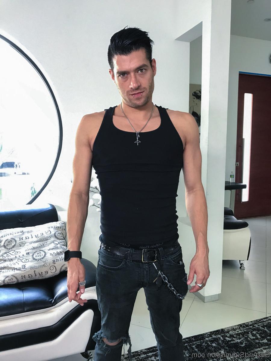 20P A oficial de liberdade condicional loira sexy Alexis Fawx leva uma surra completa em cativeiro