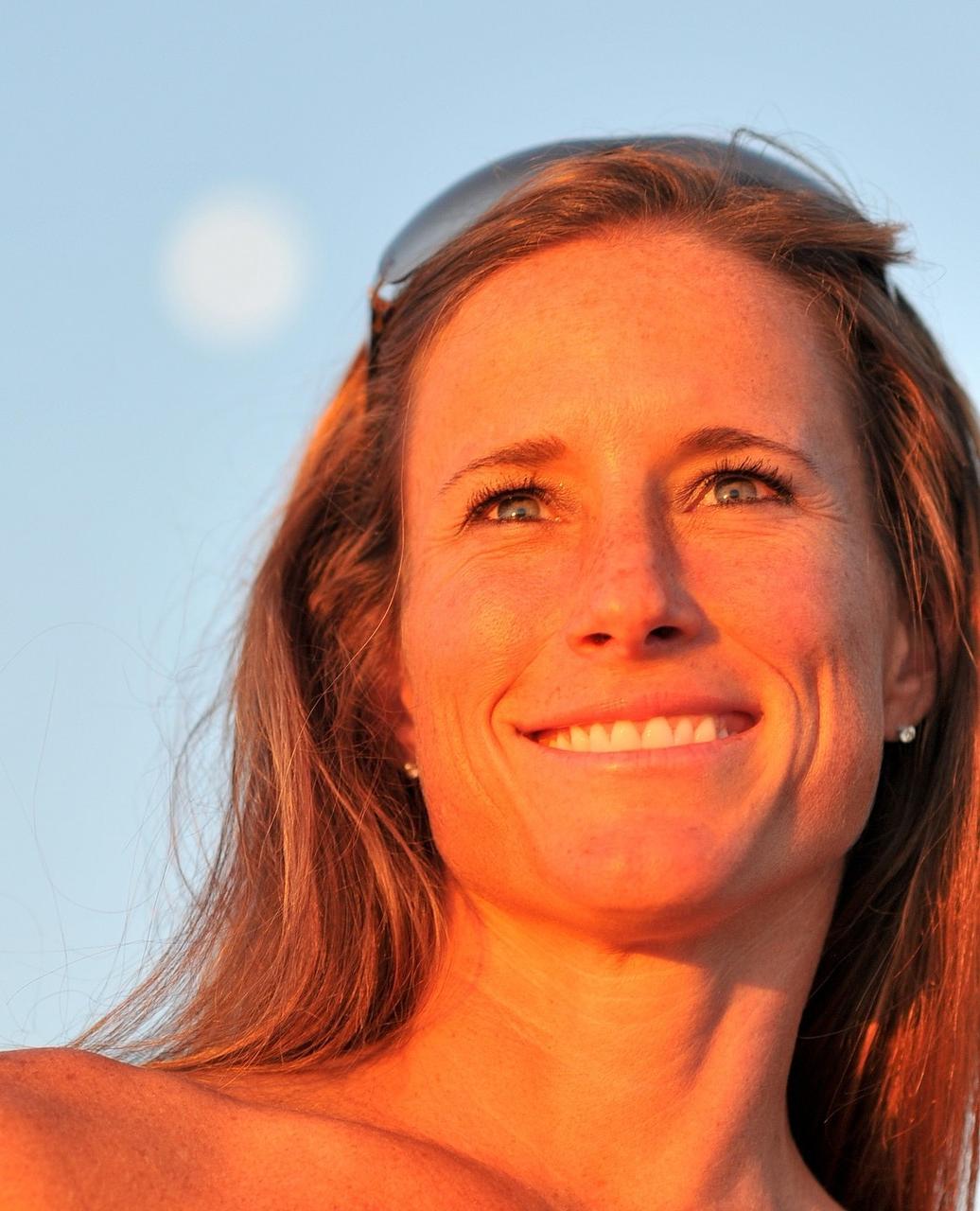 20P Der große Pornostar Sofie Marie entblößt ihren großen Arsch und ihre kleinen Titten am Strand