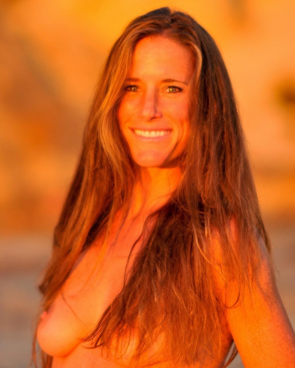 20P Der große Pornostar Sofie Marie entblößt ihren großen Arsch und ihre kleinen Titten am Strand
