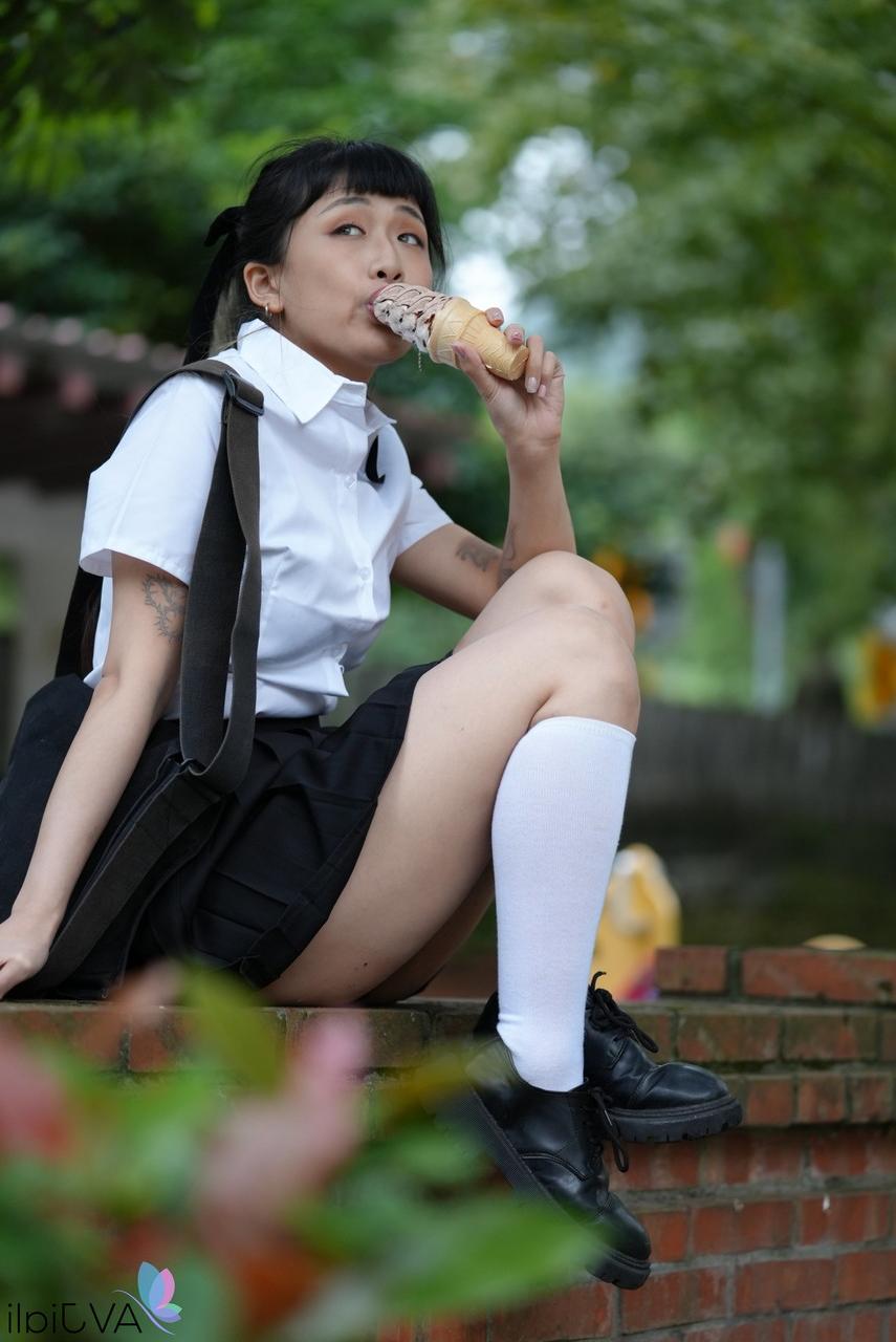 20P A gata chinesa Han Yan tem sua vulva tocada e picada profundamente em um sofá