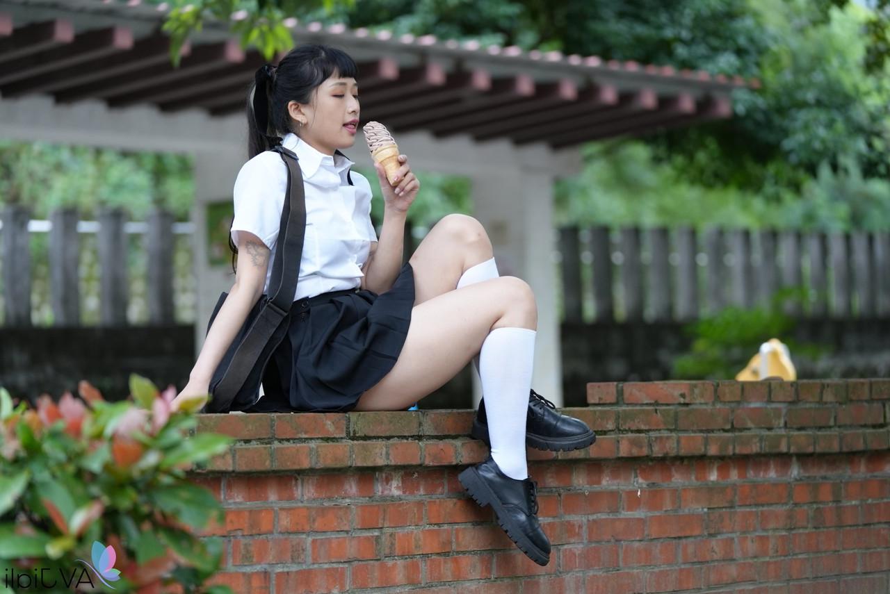 20P A gata chinesa Han Yan tem sua vulva tocada e picada profundamente em um sofá