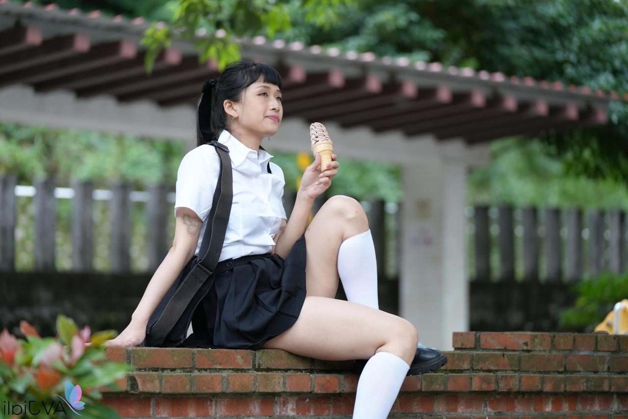 20P A gata chinesa Han Yan tem sua vulva tocada e picada profundamente em um sofá