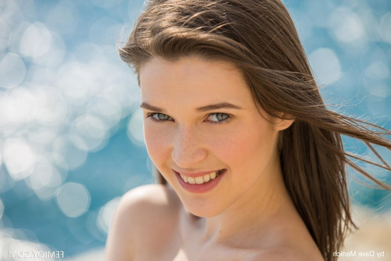 20P Serena Wood, une Ukrainienne maigre, pose nue sur la plage de sable.