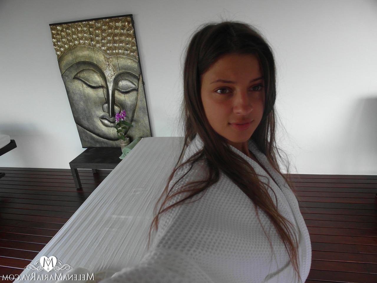 15P A gata sexy Melena Tara mostra seus seios naturais e sua bunda gostosa